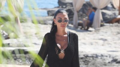 Η Ιωάννα Μπούκη σε παραλία της Ρόδου