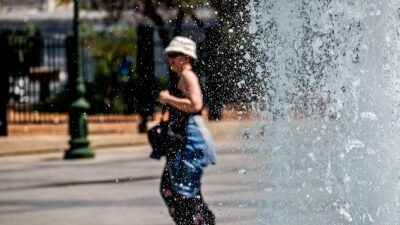Μια κυρία περπατάει στο σύνταγμα