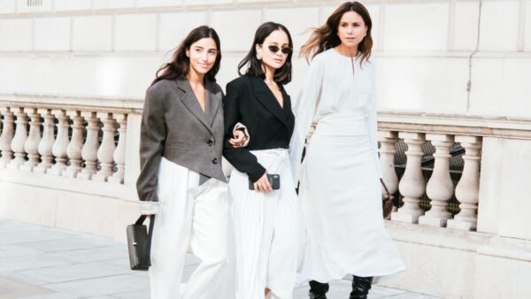 Τάση με πλεκτές ζακέτες στο street style