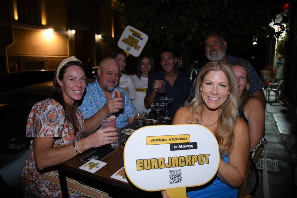 «Όλα κερασμένα από τον Μάκη που κέρδισε το Eurojackpot» - Τι έγινε το περασμένο Σάββατο σε τρία καταστήματα στην πλατεία Καρύτση και την πλατεία Μαβίλη (vid)