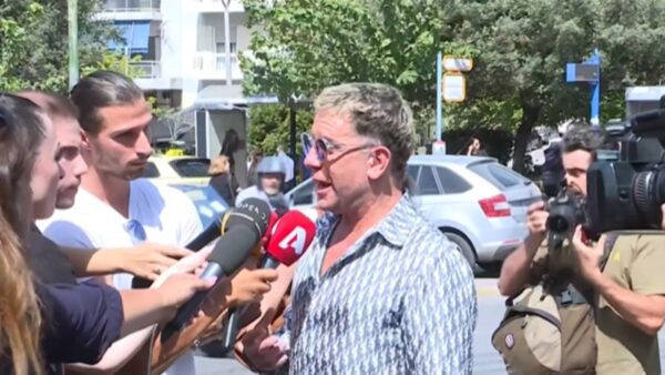 Ο Γιώργος Μαζωνάκης μιλάει στις κάμερες έξω από την Ευελπίδων