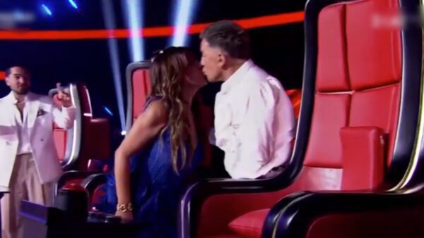 Έλενα Παπαρίζου και Γιώργος Μαζωνάκης φιλιούνται στο The Voice