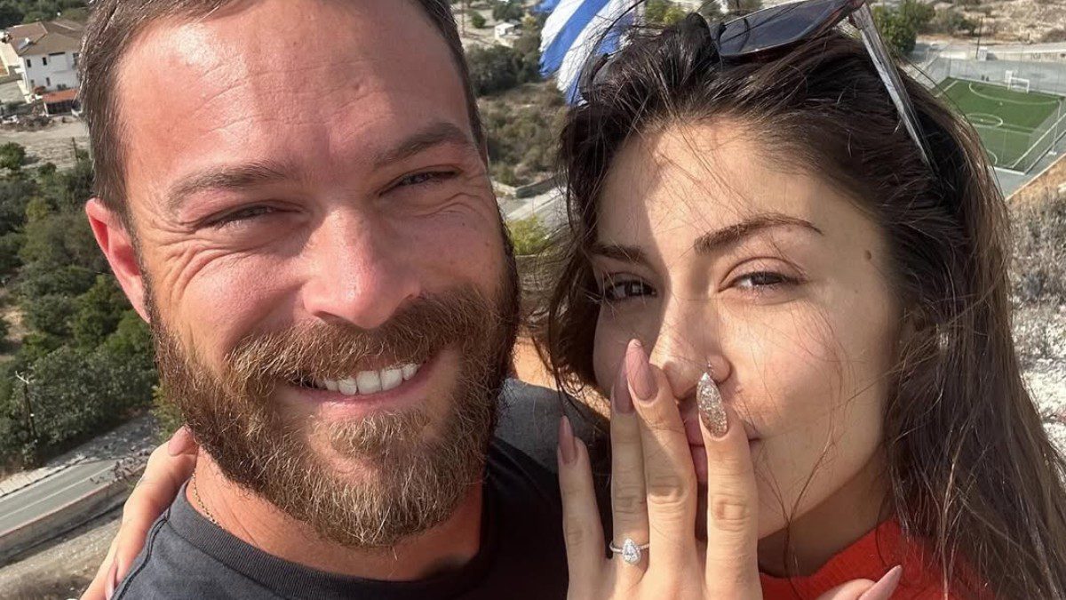 Ο Στέφανος Μιχαήλ και η Νάταλι Κάτερ με το μονόπετρο