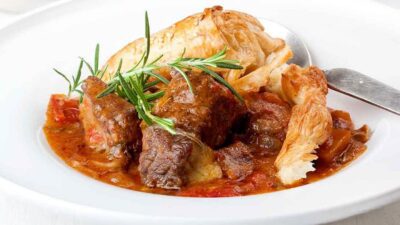 Μοσχάρι στη γάστρα με σφολιάτα