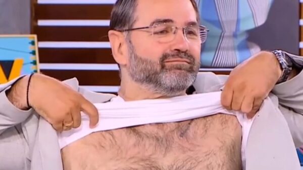 Ο Σταύρος Μπαλάσκας σηκώνει τη μπλούζα του στο Πρωινό