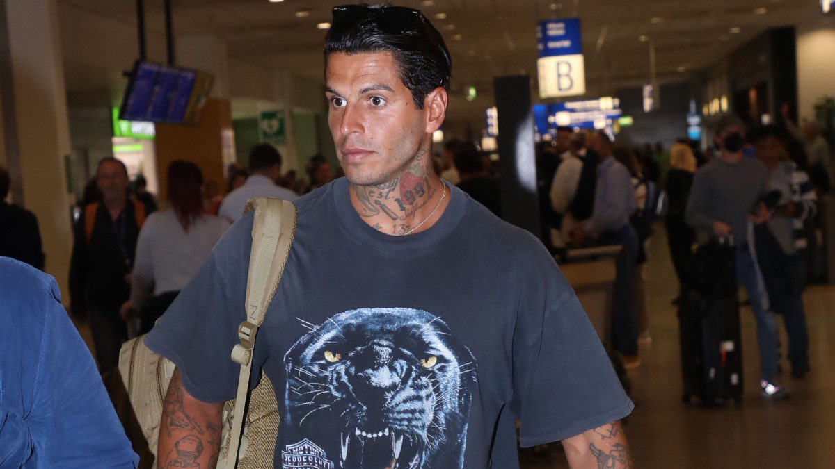 Ο Νικόλας Αγόρου στο αεροδρόμιο Ελευθέριος Βενιζελος