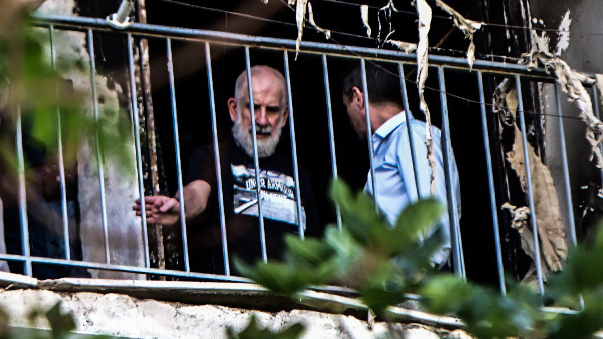 Ο Πέτρος Φιλιππίδης μετά την πυρκαγιά στο σπίτι του