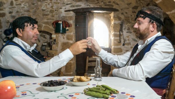 Στην Κρήτη φίλοι πίνουν ρακή