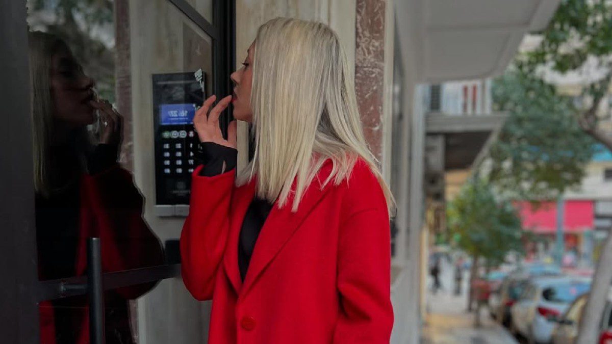 παλτό χρωματιστό κόκκινο σε κοπέλα