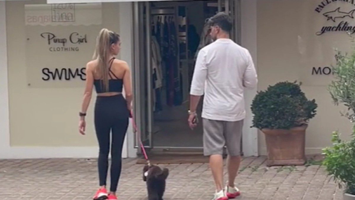 Ο Σπύρος Μαρτίκας στις Σπέτσες με την φημολογούμενη σύντροφό του