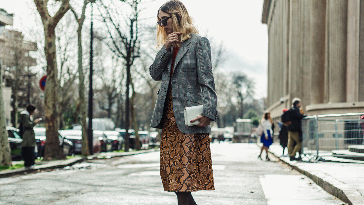 Τα παπούτσια του φθινοπώρου με γκρι σακάκι