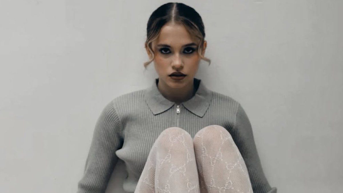 Λευκό καλσον με πουλόβερ