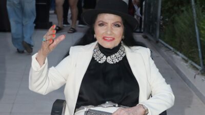 Η Ζωζώ Σαπουτζάκη σε αναπηρικό αμαξίδιο