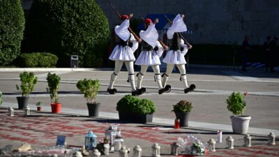 Τσολιάδες έξω από τη Βουλή