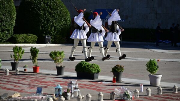 Τσολιάδες έξω από τη Βουλή