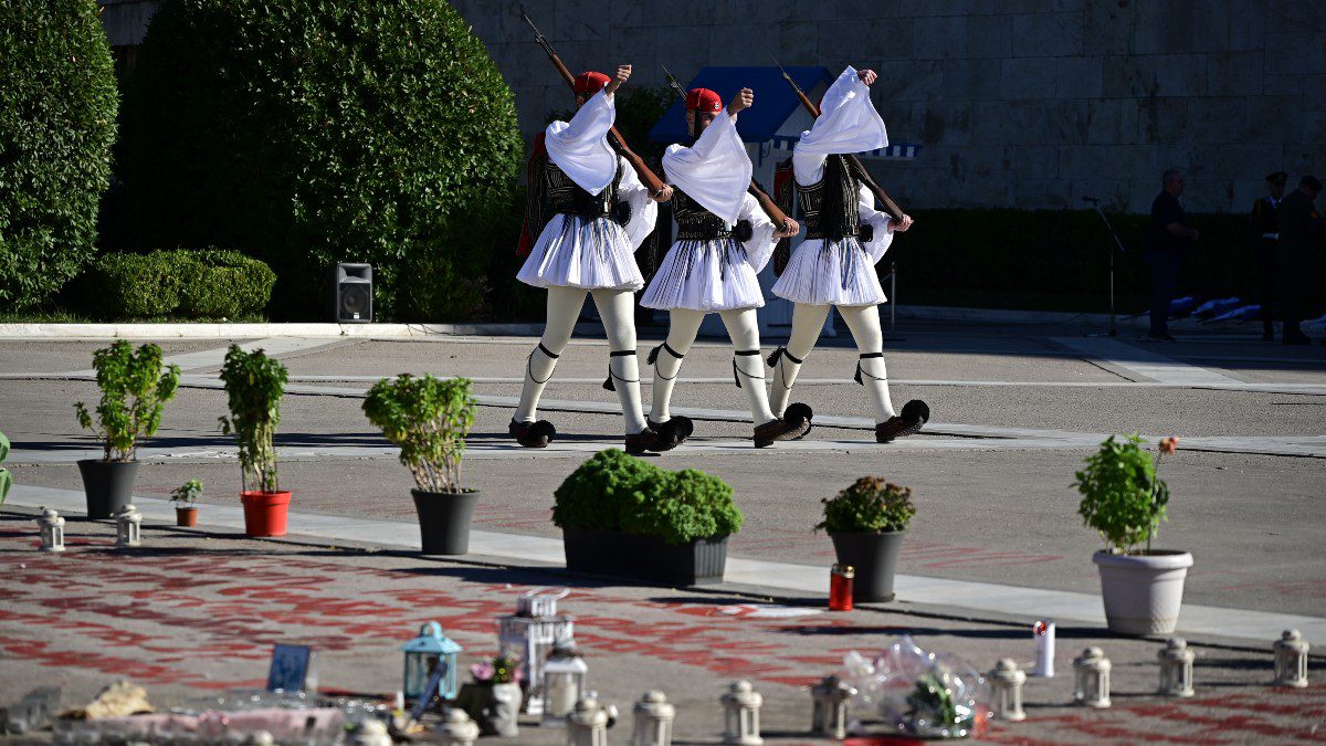 Τσολιάδες έξω από τη Βουλή