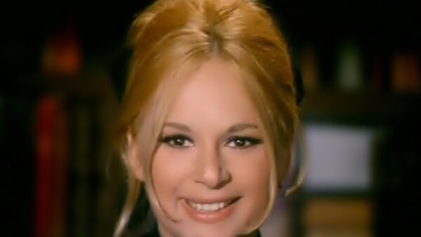 Η Αλίκη Βουγιουκλάκη στην ταινία «Η Δασκάλα με τα ξανθά μαλλιά»