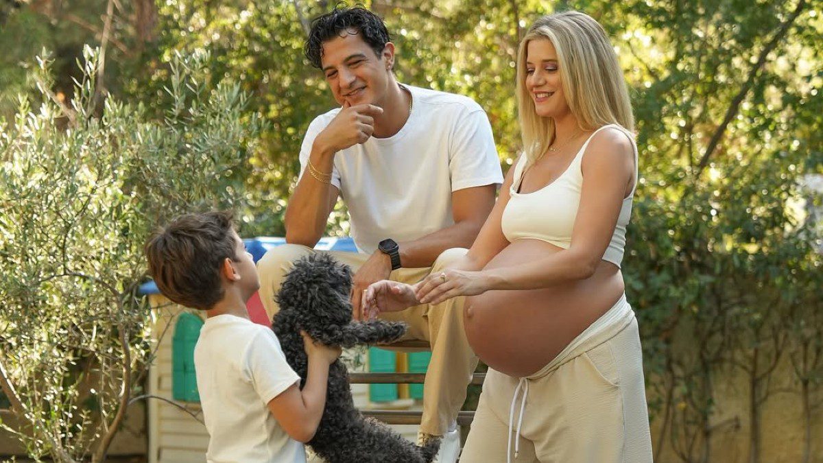 Η Τζένη Θεωνά με φουσκωμένη κοιλίτσα και την οικογένειά της