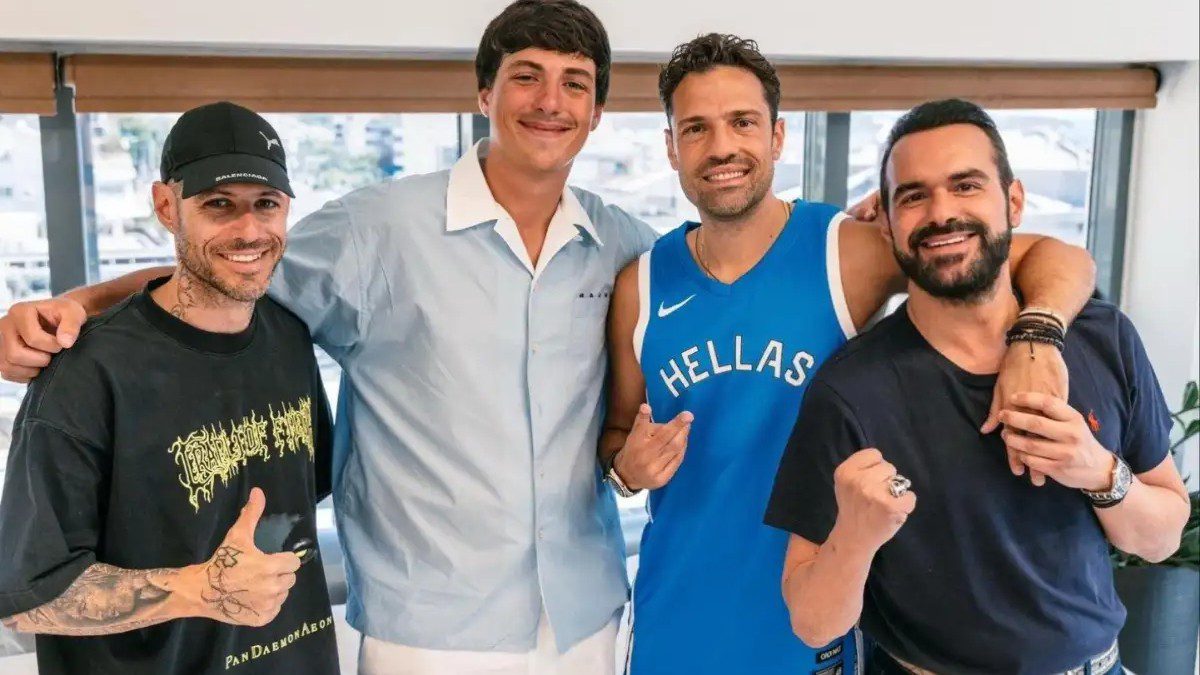 Ο Κωνσταντίνος Αργυρός με τους συνιδρυτές της Panik Records