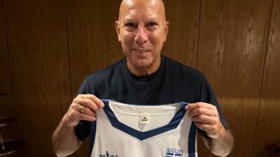 Ο Νίκος Γκάλης με τη φανέλα του