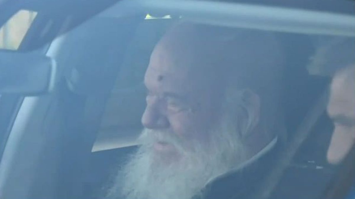 Ο Αρχιεπίσκοπος Ιερώνυμος στο αυτοκίνητο μετά το εξιτήριο