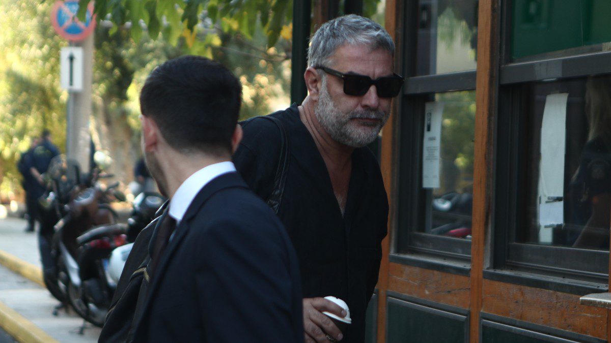 Ο Βασίλης Μπισμπίκης έξω από το δικαστήριο