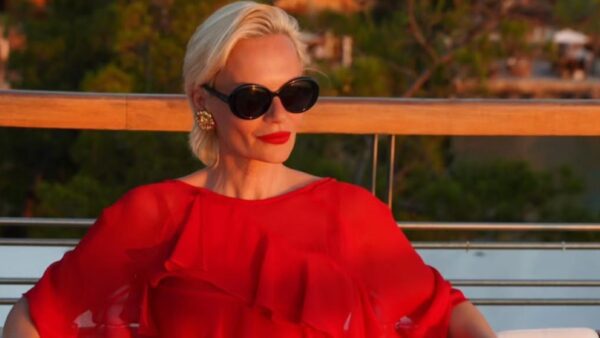 Έλενα Χριστοπούλου με κόκκινο φόρεμα