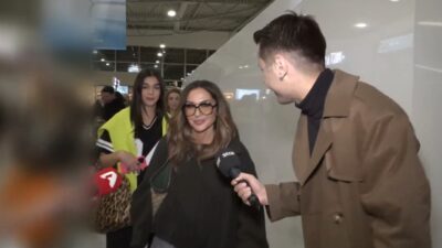 Η Δέσποινα Βανδή στο αεροδρόμιο με την κόρη της