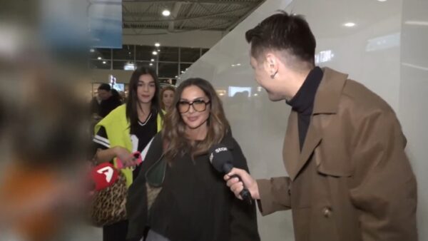 Η Δέσποινα Βανδή στο αεροδρόμιο με την κόρη της