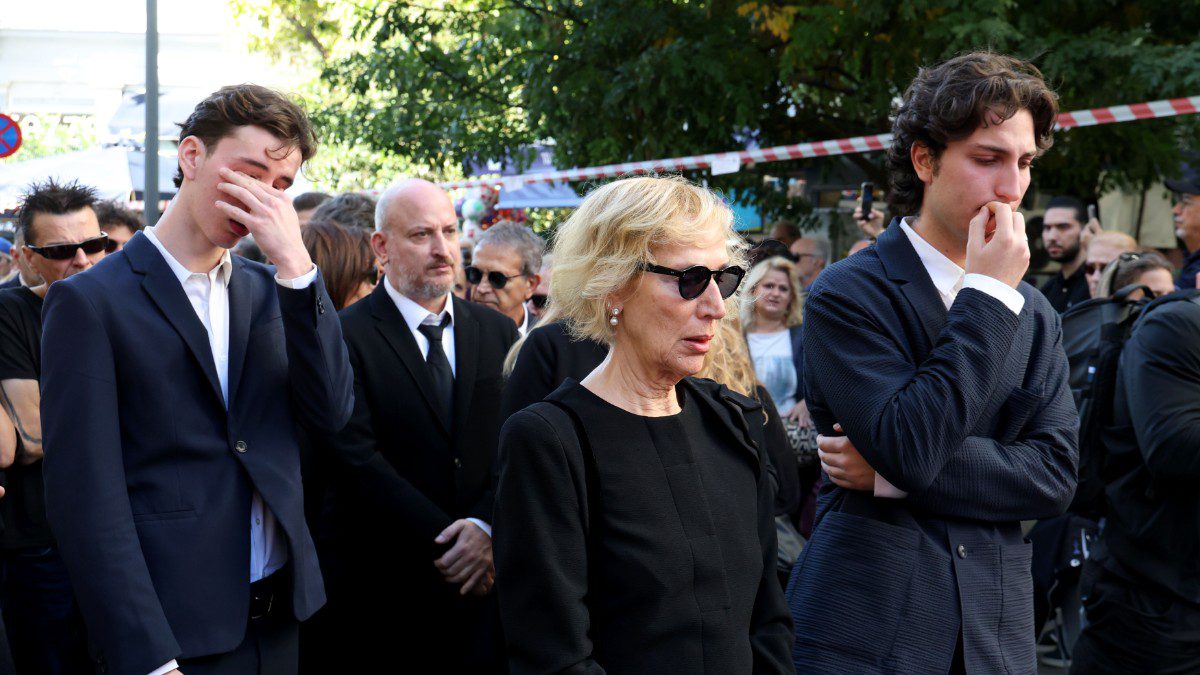 Οι εγγονοί του Διονύση Σαββόπουλου στην κηδεία του