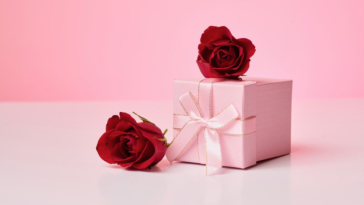 κουτί δώρου και τριαντάφυλλα