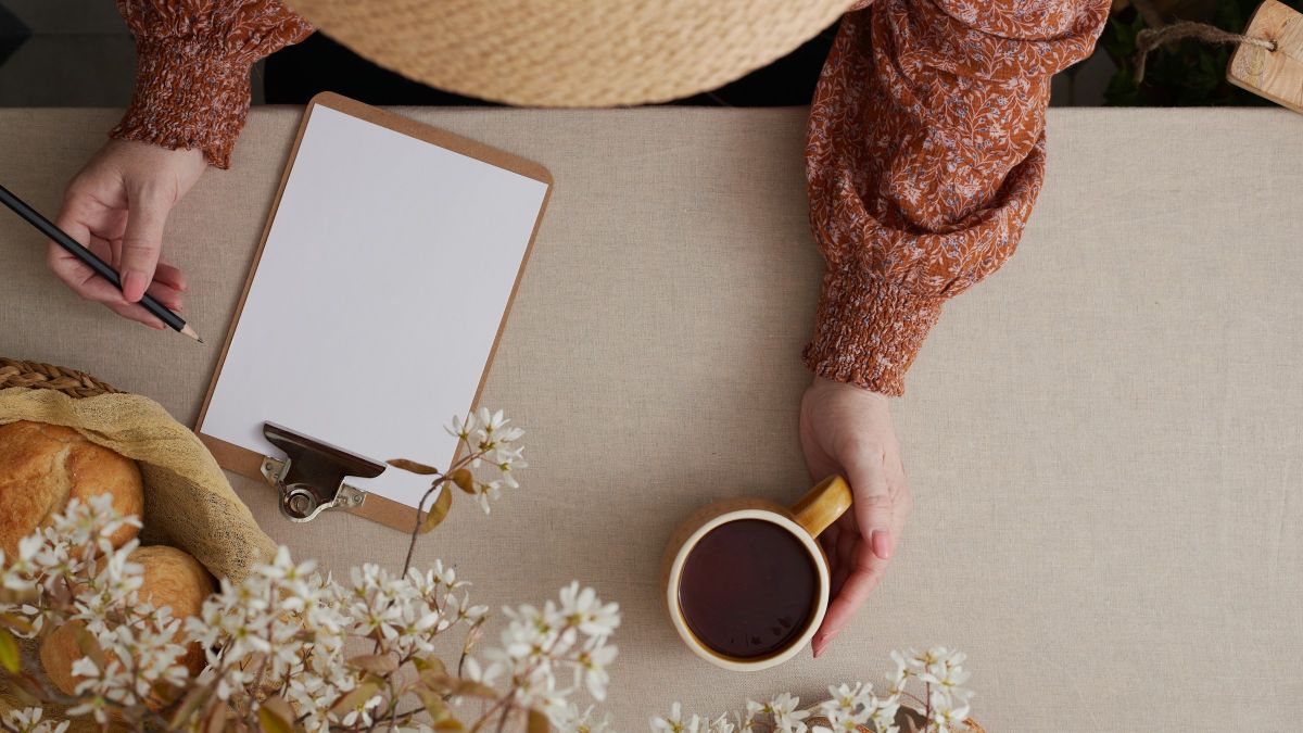 μια κοπελα γραφει μια καρτα