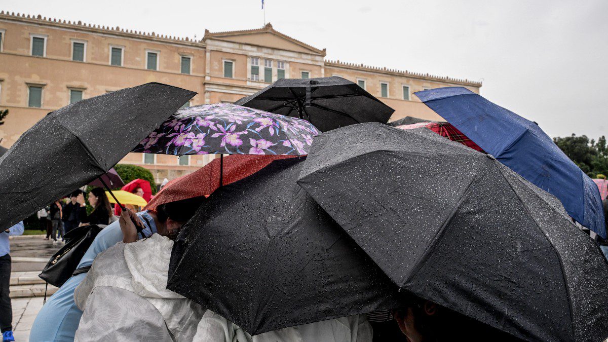 Πολλές ομπρέλες και βροχή στην Αθήνα