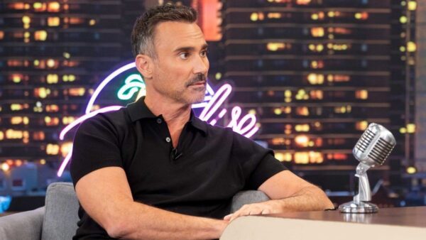 Ο Γιώργος Καπουτζίδης στο The 2night show