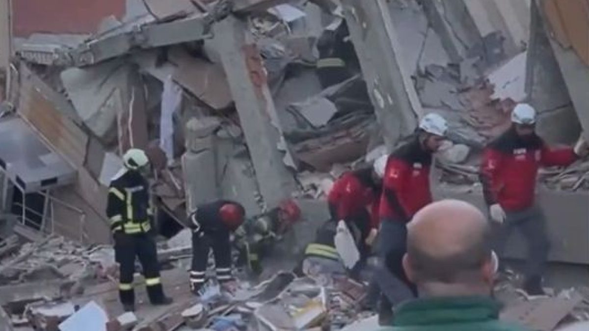 Το κτίριο που κατέρρευσε στην Κωνσταντινούπολη