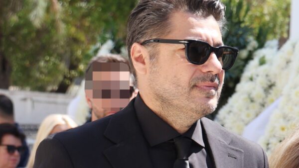 Ο Λάμπρος Κωνσταντάρας στην κηδεία του πατέρα του