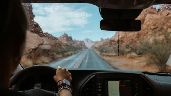 ένα αμάξι σε φθινοπωρινό τοπίο