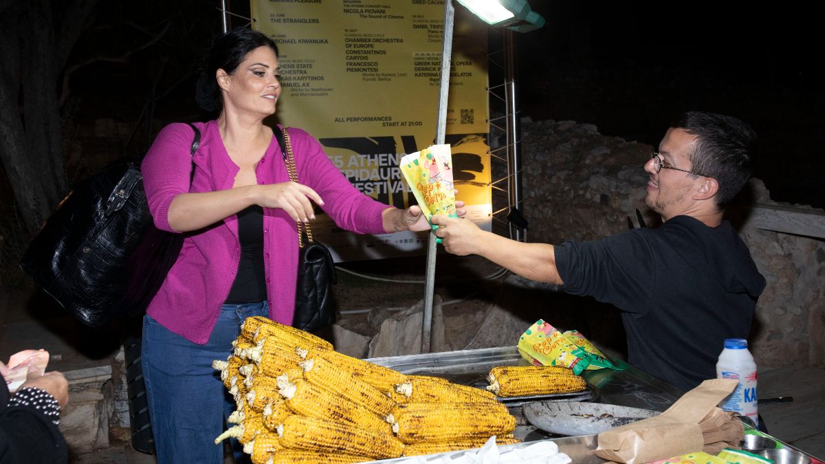 Η Μαρία Κορινθίου παίρνει καλαμπόκι