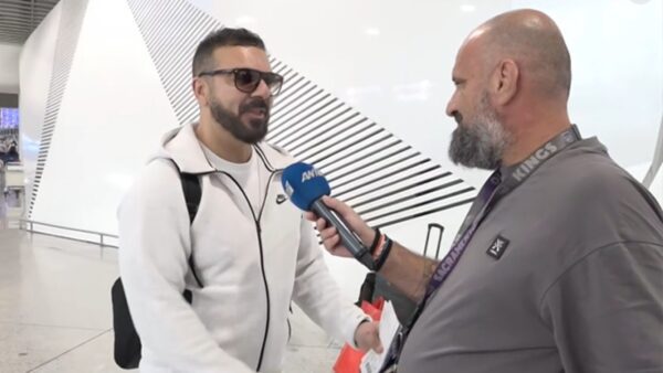 Ο Τριαντάφυλλος στο αεροδρόμιο και ο Γρηγόρης Μπάκας