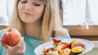 Γυναίκα ελέγχει σάκχαρο με την τροφή