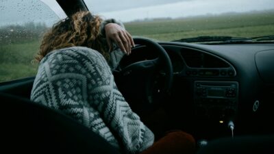 μια κοπελα μεσα σε ενα αμαξι