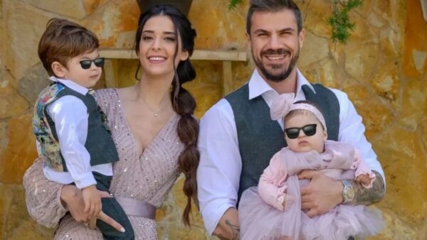 Άκης Πετρετζίκης οικογένεια