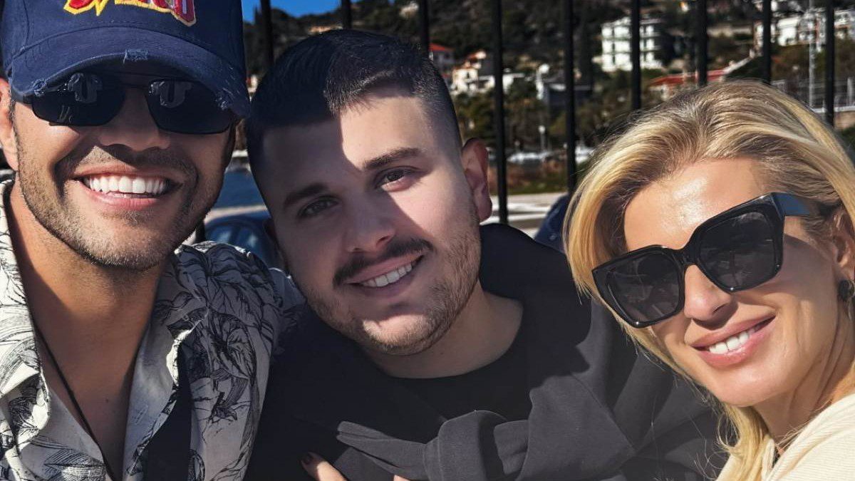 Ο Γιώργος Τσαλίκης με τη Δώρα Δημητροπούλου και τον γιο τους, Βασίλη