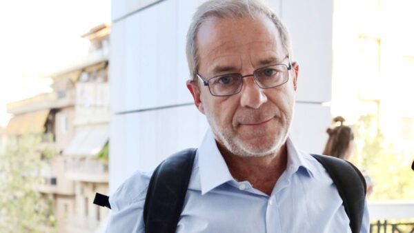 Ο Δημήτρης Λιγνάδης έξω από το δικαστήριο