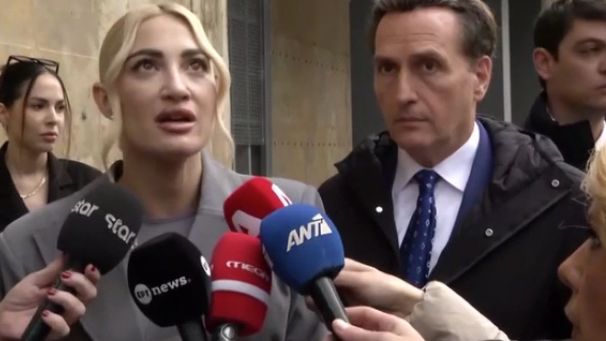 Η Ιωάννα Τούνη έξω από τα δικαστήρια