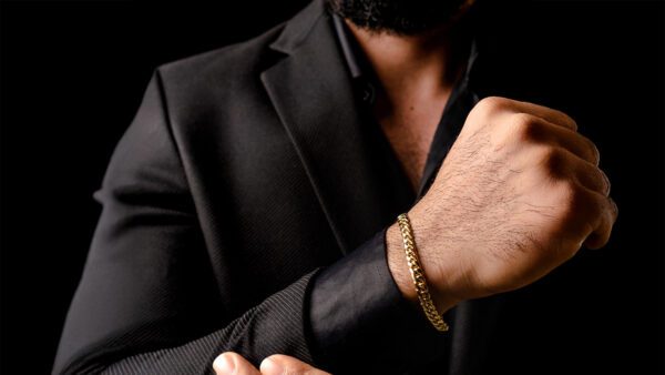 Βραχιόλια φοράει άντρας