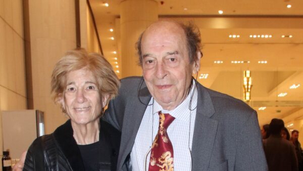 Ο Μανούσος Μανουσάκης με τη σύζυγό του, Μαρία