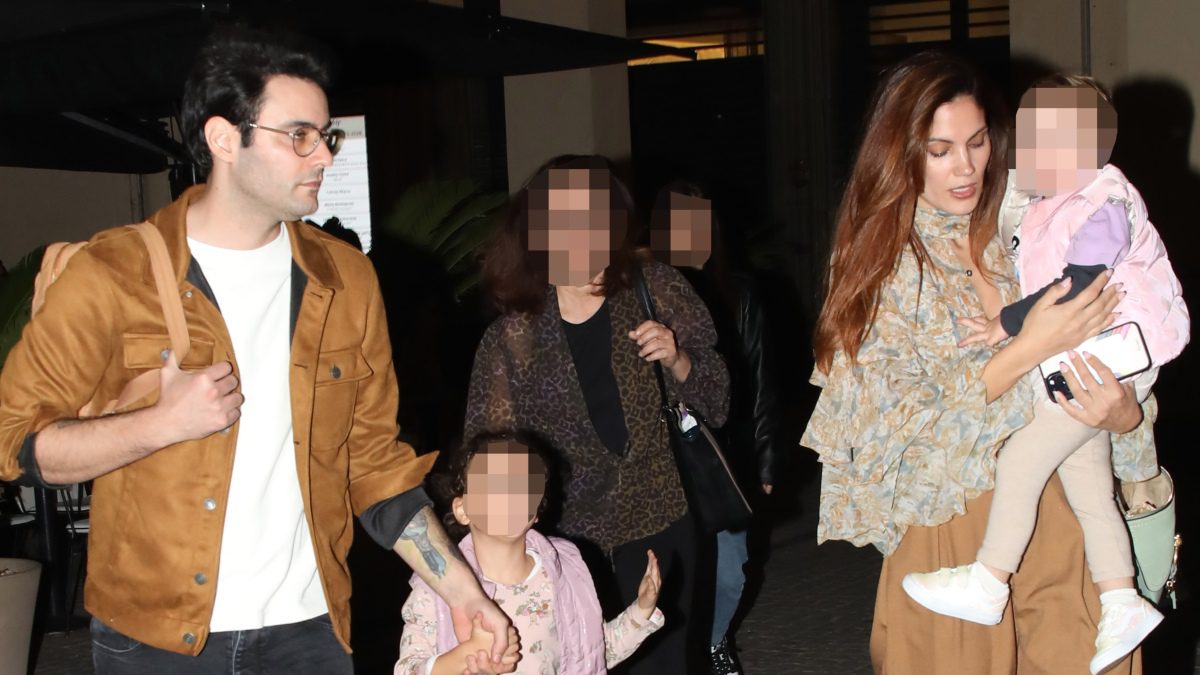 Ο Ίαν Στρατής και η Μαίρη Συνατσάκη με την κόρη τους σε βραδινή έξοδο