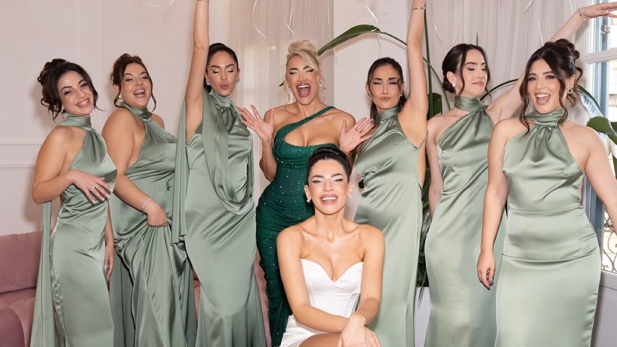 Η Ιωάννα Τούνη και η Στέλα Πάσσαρη νύφη, με τις παράνυμφες