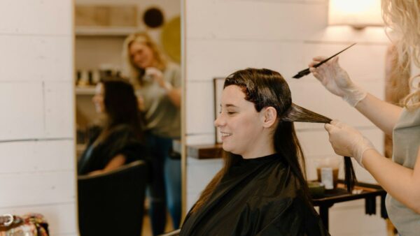 μια κοπέλα στο κομμωτήριο